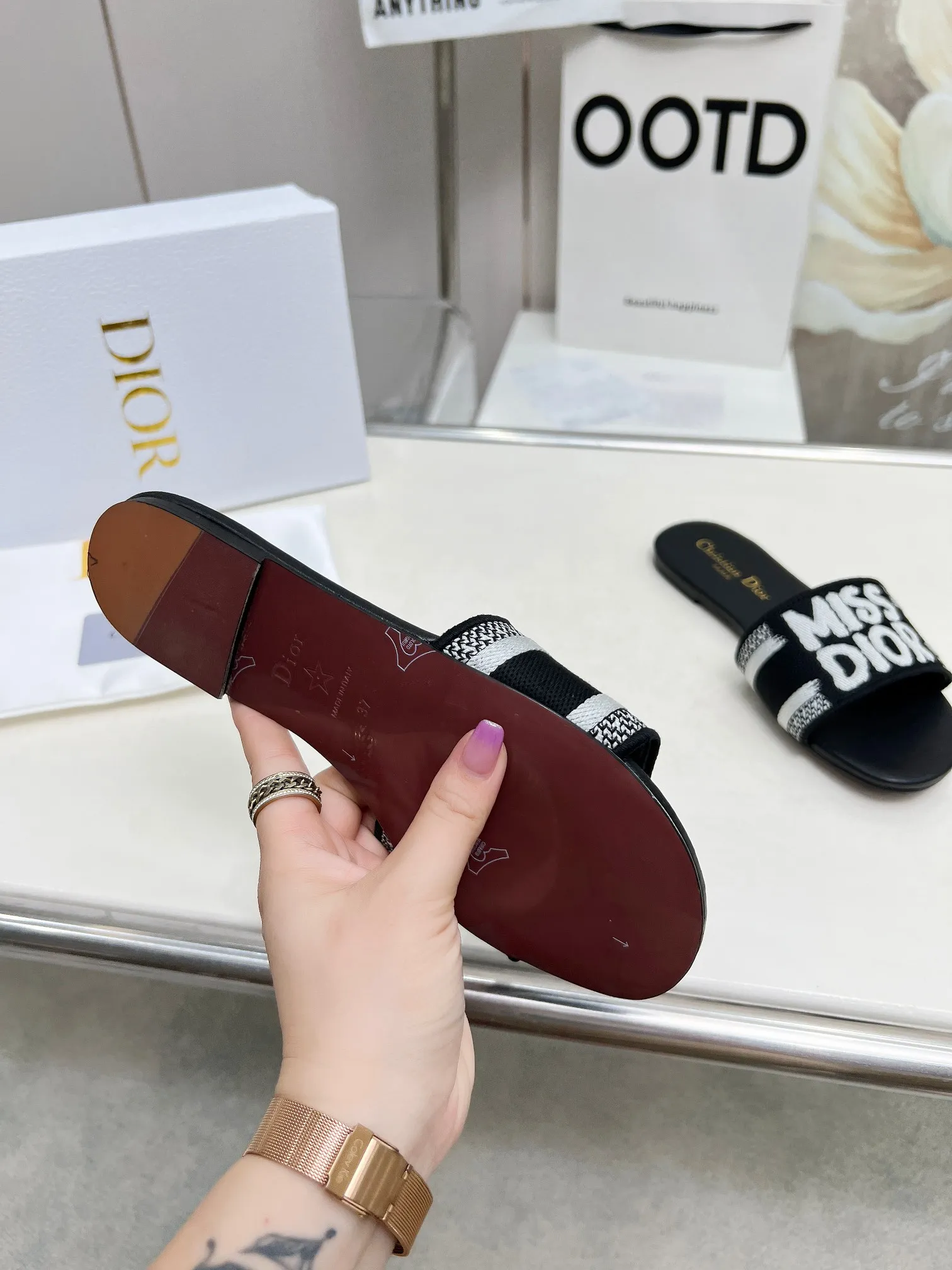 👟👟Ex-factory price 300👟👟 •Dior women's presbyopic embroidered leather-soled slippers Christian Dior has always been synonymous with magnificence and elegance, and has always been at the top of the fashion world👍 What is particularly worth mentioning is: the embroidered ✨ pattern on the sole, which reproduces one of the cherished symbols of Christian Dior✅More than a hundred colors to choose from ◽️️Upper: selected top-quality embroidered cotton ◽️Inner lining: imported sheepskin ◽Number 35-40 (41.42.43 customized)